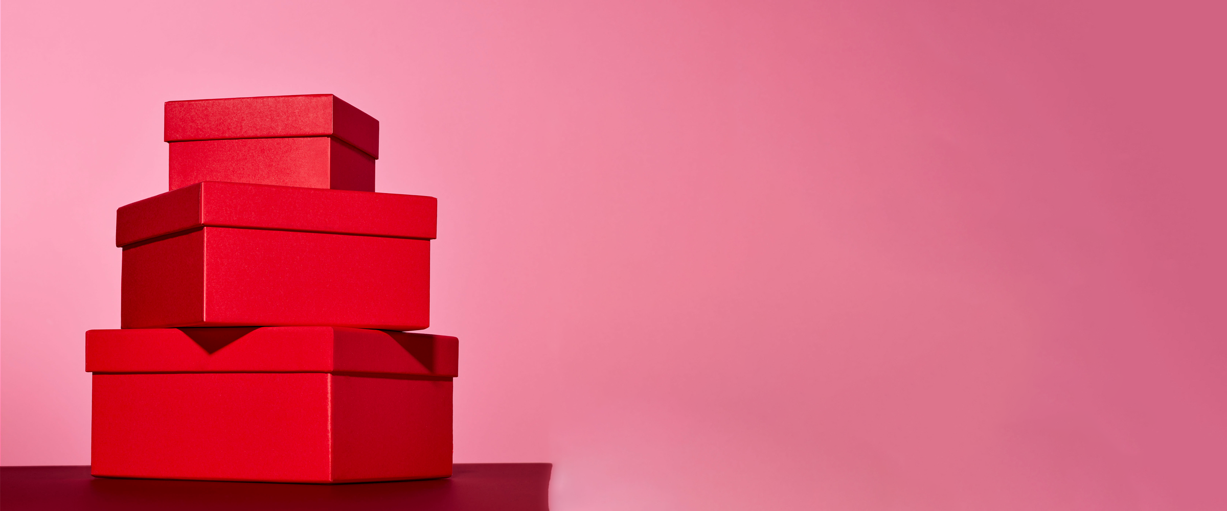 Elizabeth Arden Black Friday Banner, red gift boxes stacked